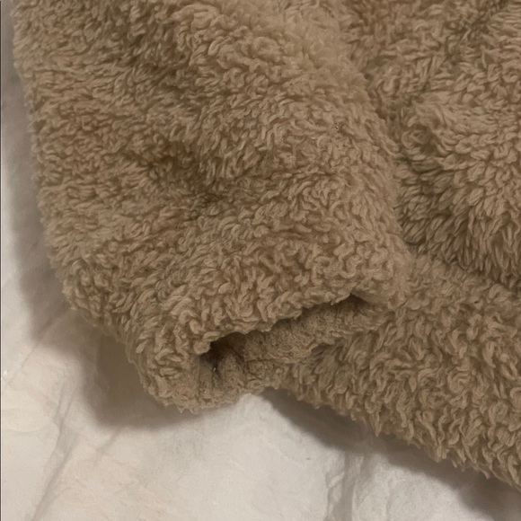 ✨ 3 for $20 Bundle Deal ✨ Charlotte Russe Tan Fuzzy Jacket - Picture 3 of 5
